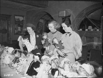 D2.3 - Displays, Window - Edison Christmas doll dressing contest