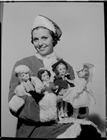 La Nelle Smith with dolls dressed by Edison girls