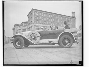 Jack Donovan and a woman in his Mercedes in front of the Club Casa del Mar