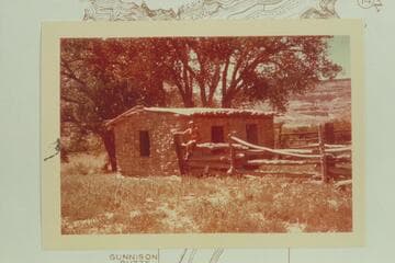 House at left bank at Coal Canyon