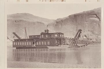 The Hoskanini Dredge in operation