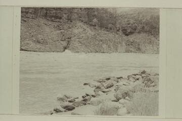 The "Esmeralda" running up Mile 217 Rapid