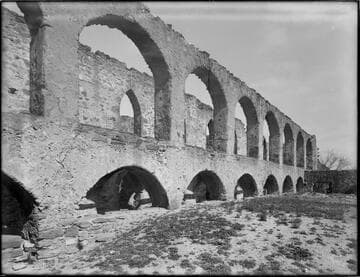 San José y San Miguel de Aguayo. Ruined arches