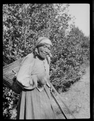 Old woman at Katamine - Karok