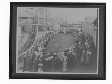 Married ladies race, Santa Monica Pier