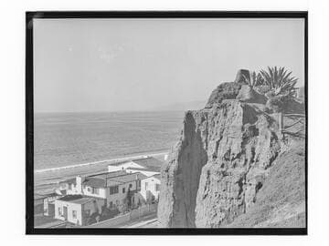 Cliffs and homes of Santa Monica below Palisades Park
