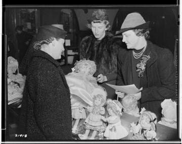 D2.3 - Displays, Window - 1938 Christmas doll contest