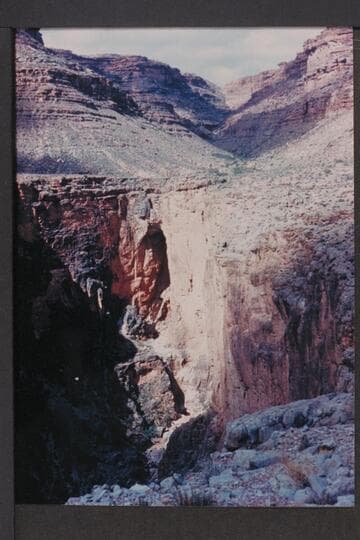 Keyhole Arch in fault; tributary 140 Mile Canyon