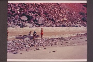 Garth Marston holds the "Sandra" at the foot of Hance Rapid.  Bright Angel gauge:  27,200 cfs