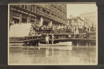 Crowd at departure from Milwaukee